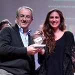 Entrega de premio a la vencedora María Peláe