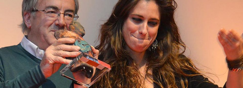 María Peláe con la estatuilla de vencedora