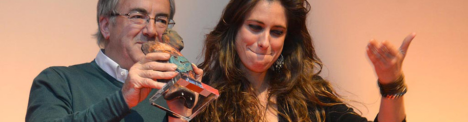 María Peláe con la estatuilla de vencedora