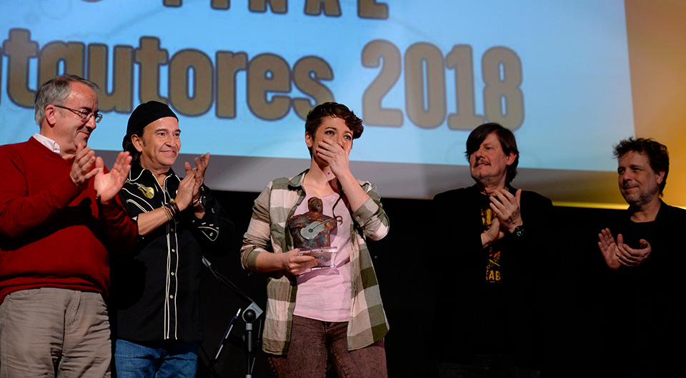 Pilu Velver emocionada al recibir los aplausos del público