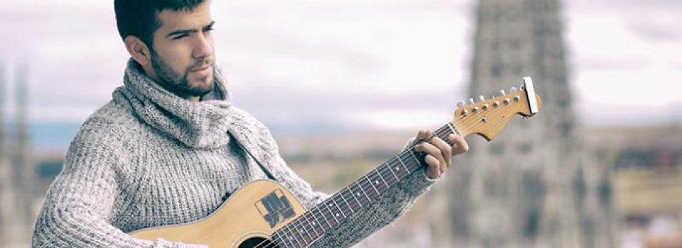 Daniel Guantes, guitarra en mano con la catedral de Burgos de fondo.