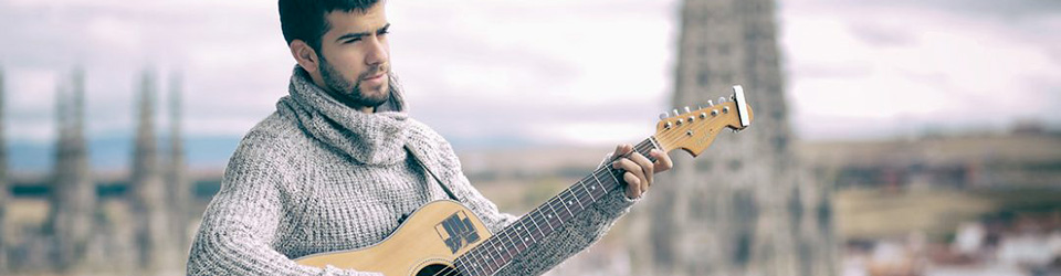 Daniel Guantes, guitarra en mano con la catedral de Burgos de fondo.