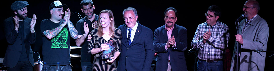 Carmesí recibiendo el trofeo de manos del alcalde de Villadiego con el grupo Sidercars de testigos