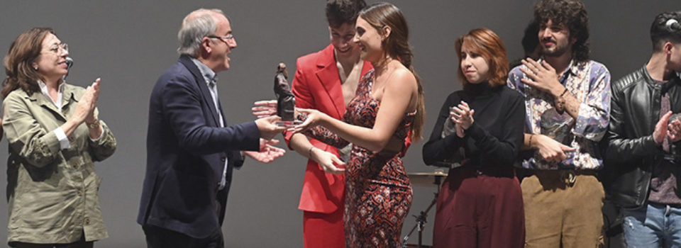 Alba LaMerced recogiendo el premio de manos del Presidente del IDJ
